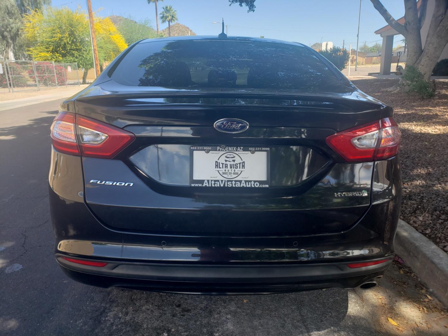 2014 /gray and black Ford Fusion Hybrid SE (3FA6P0LU3ER) with an 2.0L L4 DOHC 16V engine, 6-Speed Automatic Overdrive transmission, located at 323 E Dunlap Ave., Phoenix, AZ, 85020, (602) 331-9000, 33.567677, -112.069000 - 2014 Ford Fusion SE Hybrid......EXCELLENT condition,....ONLY 110K MILES!!!..... A Real Must See!!.... No accidents, Power everything, Touch screen Stereo/cd player, Phone sync, Bluetooth, Satellite compatible, Backup camera, Navigation, Ice cold ac, Clean Gray and Black interior with Black cloth sea - Photo#7